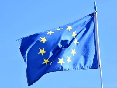 Europaflagge weht vor blauem Himmel