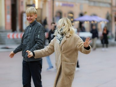 Junges Touristen Paar fröhlich auf Strasse