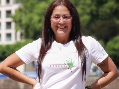 Dozentin Yanicet Utria Deya, sie trägt ein weißes T-Shirt mit dem Aufdruck „conexión“.