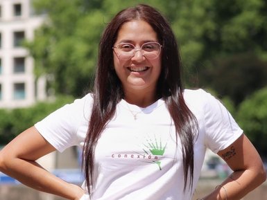 Dozentin Yanicet Utria Deya, sie trägt ein weißes T-Shirt mit dem Aufdruck „conexión“.