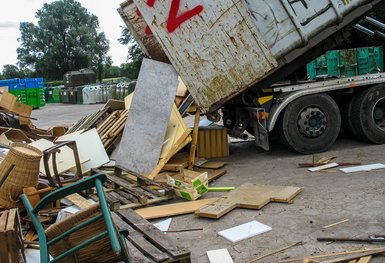 Gesellschaft für Abfallwirtschaft und Abfallbehandlung Holz Umschlag Holz kippt aus Kipper LKW